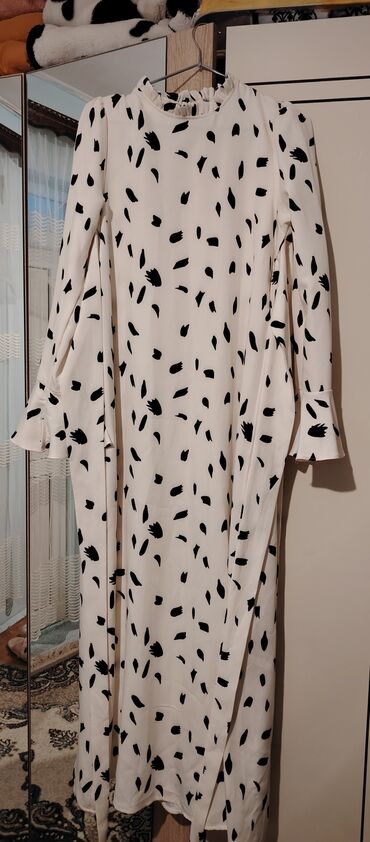 Plaşlar: Ağ rəngli, qara abstrakt naxışlı uzun don. - Model: maxi uzunluq