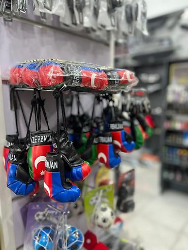 e60 guzgu: Azərbaycan bayrağı temalı mini boks əlcəkləri – asma aksesuar - — 1