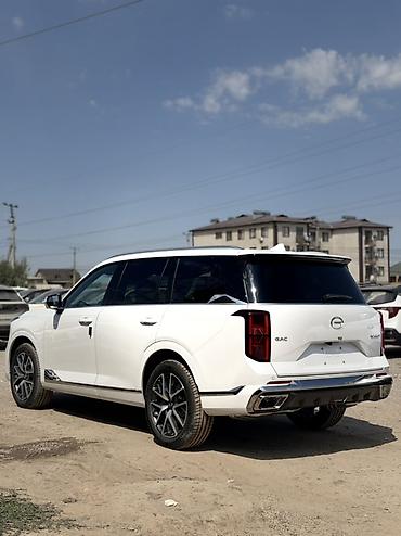 GAC: GAC GS8 (второе поколение), белый кузов. Ключевые особенности: - — 6