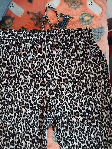 Ostale pantalone: Ženske pantalone sa leopard printom - Širok, ravan kroj nogavica – — 2