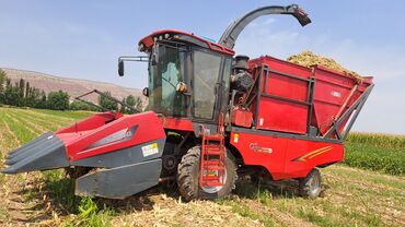продажа мужской одежды в беларуси на куфар: Мощный кормоуборочный комбайн красного цвета, предназначенный для