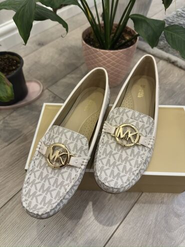 qaçış üçün qadın krosovkaları: Michael Kors 37,5 ölçüyə uyğun. (US-7) Loafer, makosin. Rahat