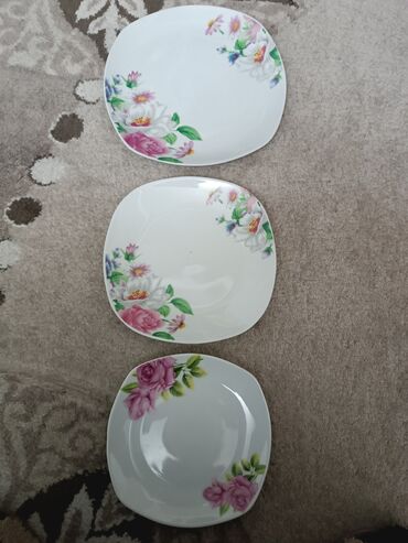 Наборы посуды: Тарелки трёх размеров,большой и средний по 12 шт, маленький
