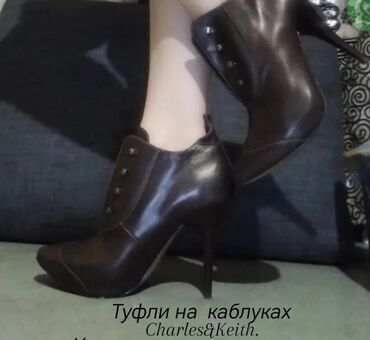 Ботинки и ботильоны: Туфли на каблуках Charles&Keith. Удлиняют ножку, переливаются