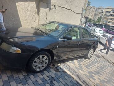 Qara rəngli Audi A4 sedan avtomobili, həm şəhər içi, həm də uzun