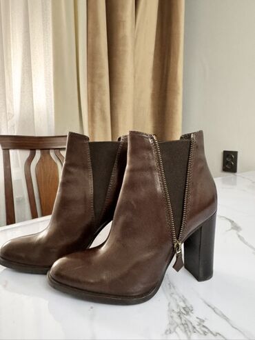 секс форма: Женские кожаные ботильоны на устойчивом каблуке. - Материал