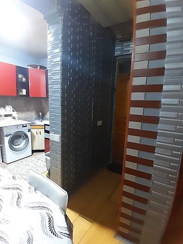 Köhnə tikili: Ev Xirdalanda tam merkezde yerlesir,2 ve 9 sayli mektebin tam — 7