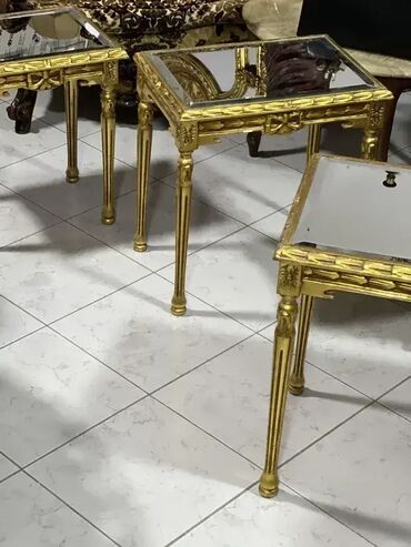 polovni stolovi i stolice za kafice: Set tri stolića 🪑 Odlično stanje 🌟 Pozlata ✨ Lično preuzimanje ili