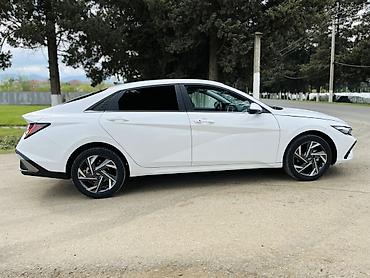 16 tekerler: Hyundai Elantra – ağ rəngli, müasir dizaynlı sedan - Xarici görünüş — 7