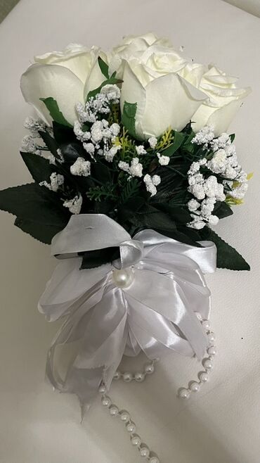 Buket güllər: Ağ güllərdən və ağ rəngli kiçik çiçəklərdən ibarət zərif buket. Buket