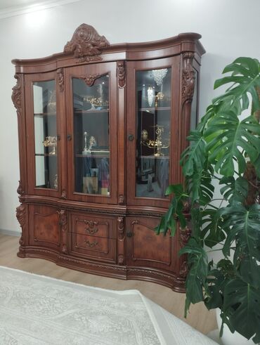 стеклянные полки для конфет: Деревянная витрина-сервант с тремя секциями для демонстрации посуды
