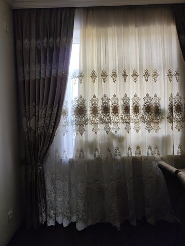 Vazalar: Pərdə dəsti pəncərələrinizə zəriflik qatacaq. Tünd rəngli pərdələr