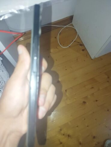 Digər mobil telefonlar: Smartfon – tam ekranlı, ön kamera üçün mərkəzdə deşikli displeyli — 3