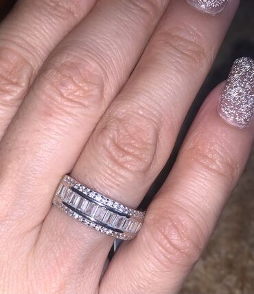 Украшения: Продаю серебряное кольцо 925 пробы, кольцо чуть больше размера где то