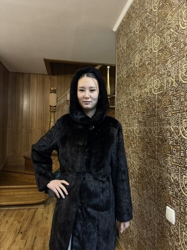 женский плащ кожаный длинный: Шуба из натурального меха, классического черного цвета, с капюшоном