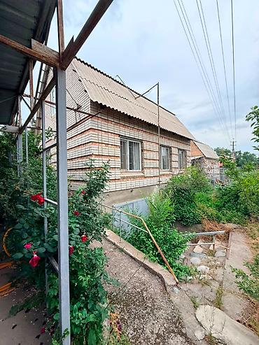 комнаты иссык: 🏡 Продается просторный дом в с. Байтик 📐 Общая площадь — 80 м² 🛏️ 2 — 1