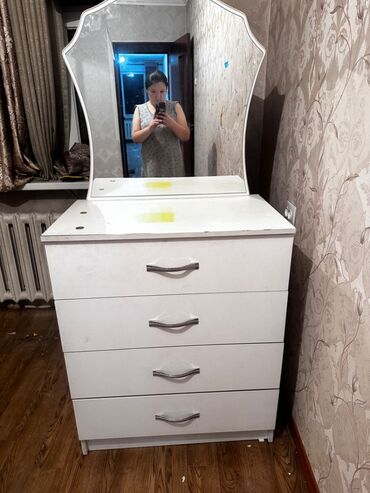 костюмы на новый год: Кийим үчүн комод, Күзгүсү менен