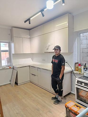 Кухонные гарнитуры: Угловой кухонный гарнитур в современном минималистичном стиле - — 4