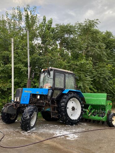 afdamabil ve xususi texnka: Traktor saz vəziyyətdədir. Üzərində kotan,taxıl səpən və rotor