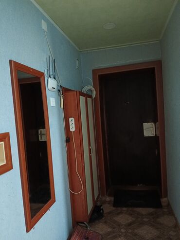 Köhnə tikili: Salam.5 mərtəbənin 2 çi mərtəbəsi,daş ev orta blok,sütunlu balkon,2 — 9