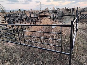 Деревянные заборы: Изготовление и установка оградок и табличек на могилу. - — 3
