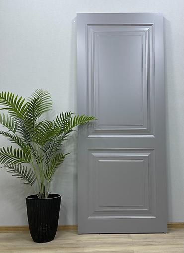Daxili otaq qapısı – klassik panelli dizayn, boz (grey) rəng -