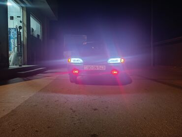 Digər Avtomobillər: Bu sedan avtomobil gündəlik istifadə üçün uyğun olan bir nəqliyyat