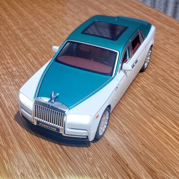 Autići: Nov metalni model automobila Rols Rojs Fantom. Pale mu se prednja i — 9