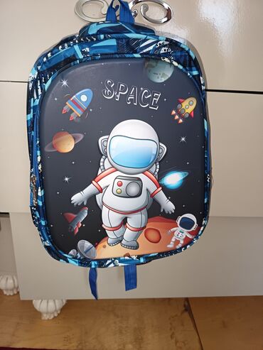 Uşaqlar üçün kosmos mövzulu bel çantası. Çantanın ön hissəsində