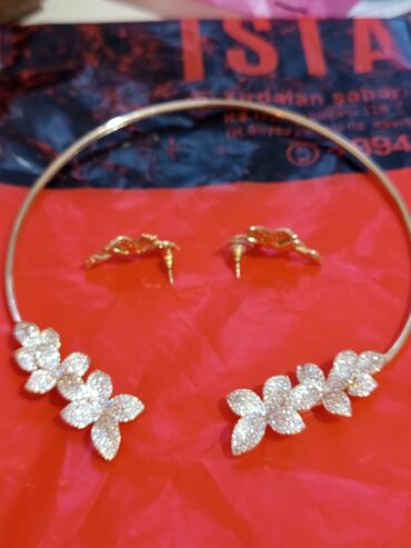 Bijuteriya dəstləri: Kolye və sırğalar - Dizayn: Qızılı rəngdə, çiçək motivli. Hər bir — 8