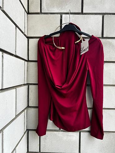 Elegantna ženska bluza sa dugim rukavima i drapiranim prednjim delom