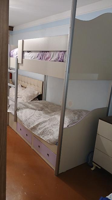 divan carpayi: İki mərtəbəli uşaq/yataq dəsti - Konstruksiya: möhkəm alüminium — 2
