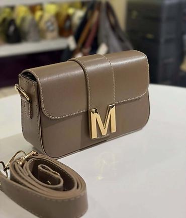Torbe: Ženska crossbody torba sa metalnim slovom “M” - Model: pravougla — 12