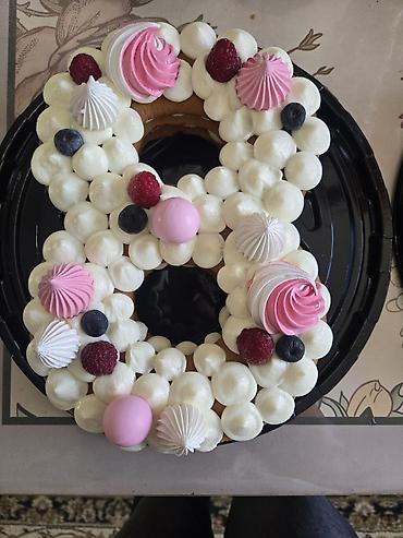 Кондитерские изделия, сладости: Десерты на заказ: капкейки и цифро‑торт. - Капкейки в золотых — 11