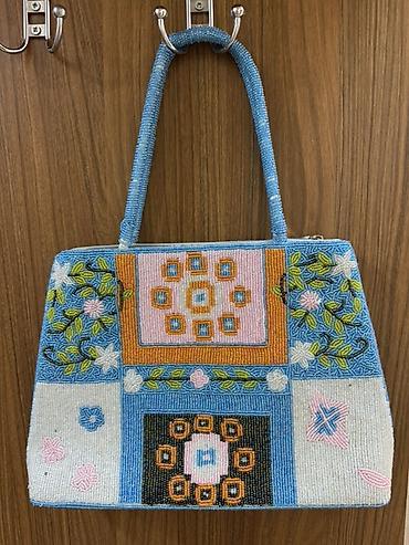 Bəzəkli qadın çantası – əl işi muncuq naxışlı - Dizayn: Patchwork lalafo.az -da Bəzəkli qadın çantası – əl işi muncuq naxışlı - Dizayn: Patchwork