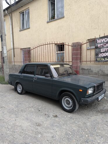 торпеда ваз 2107: Автомобиль ВАЗ-2107 зеленого цвета, седан. Модель оснащена четырьмя