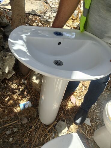 Аксессуары для ванной комнаты: Ağ rəngli, postamentli, oval formalı keramika lavabo. Tək krant deşiyi