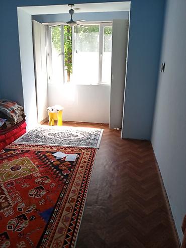 Комнаты: Светлая комната с утеплённой лоджией/эркером и окнами ПВХ. Высокие — 1