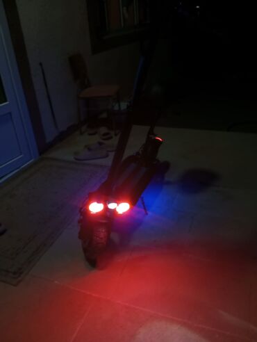 Moto geyim: Elektron Sukuter 780m satilir. Surət:50 Heç bir prablemi yoxdu 2ay