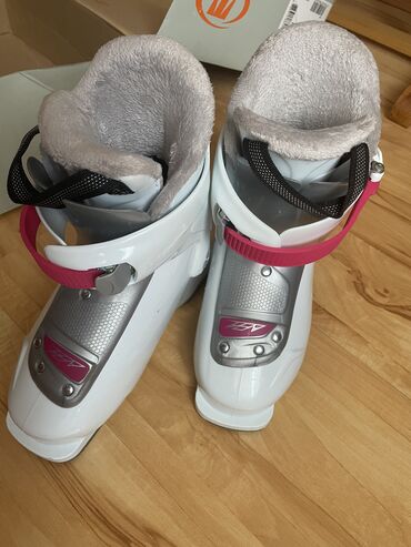 детские лыжи: Продаю лыжные детские ботинки Tecnica Jt1, размер 190мм, (длина стопы