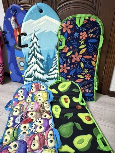 Санки и тюбинги: Прочные ледянки и санки для зимних покатушек. Ледянки: - Жесткая — 6