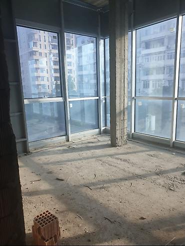 Kommersiya daşınmaz əmlakı: Satılır: iki səviyyəli geniş ofis/kommersiya sahəsi - Planlaşdırma: 2 — 3