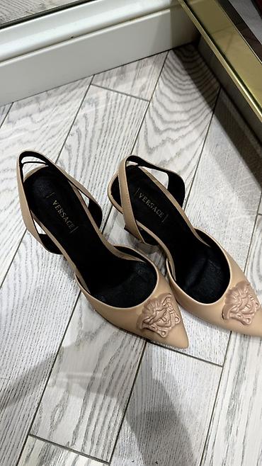 Tuflilər: Versace qadın ayaqqabısı – bej rəngli slingback nasoslar 38 razmer — 3