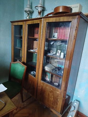 Klassik taxta mebel dəsti - Kitab şkafı: 3 bölməli, şüşə qapılı