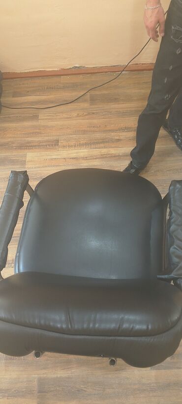 Salon, tibbi kreslolar: Kişi salon kreslo az işlənmiş reyal alıcıya endirim olacaq 150manat💸 lalafo.az -da Salon, tibbi kreslolar: Kişi salon kreslo az işlənmiş reyal alıcıya endirim olacaq 150manat💸