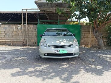 pirus c: Toyota Prius Hybrid, gümüşü rəng. - Kuzov: liftbek, aerodinamik dizayn