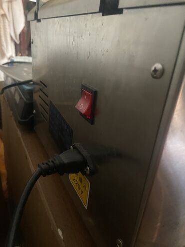 Kompressorlar: Paslanmayan poladdan hazırlanmış elektrikli sənaye tipli cihaz. Korpus