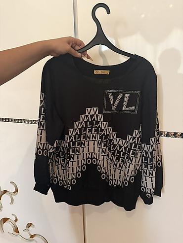 valentino: Qara qadın bluzu – uzunqol, dairəvi yaxalı model. Ön hissədə iri “VL” — 2
