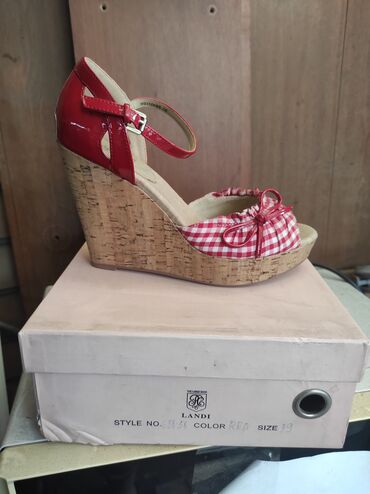 обувь женская сапоги: Босоножки 1 пара 100 сом меньше 6 пар не продается