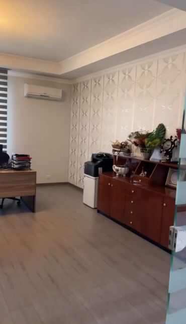 Ofislər: Təcili super təklif!!! 4 otaq bir mətbəx və ela teraslli.Ofis sahəsi – — 8